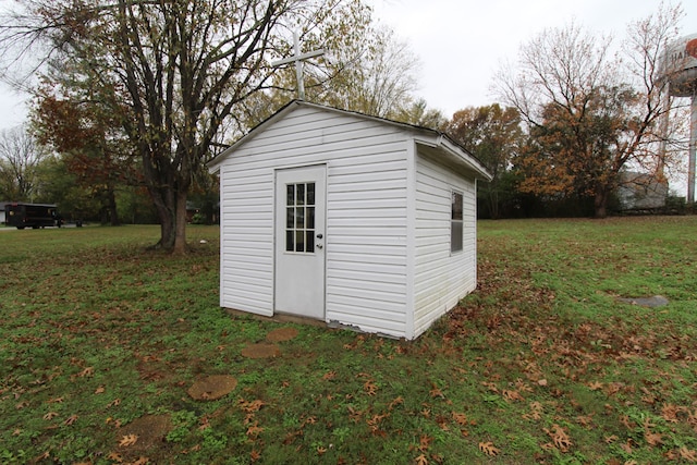 view of outdoor structure featuring a yard