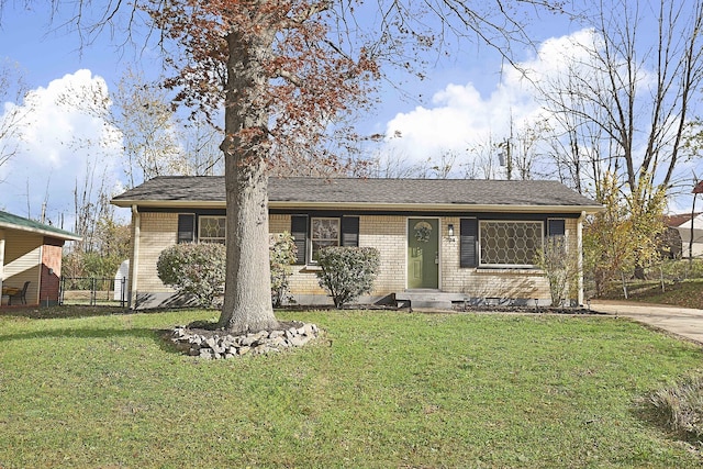 ranch-style home featuring a front lawn