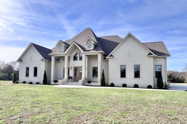 view of front of house featuring a front lawn