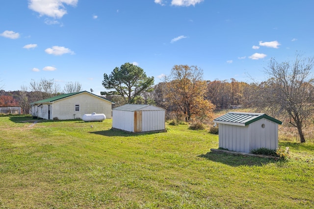 view of yard featuring a storage shed