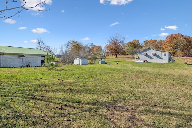 view of yard featuring a shed