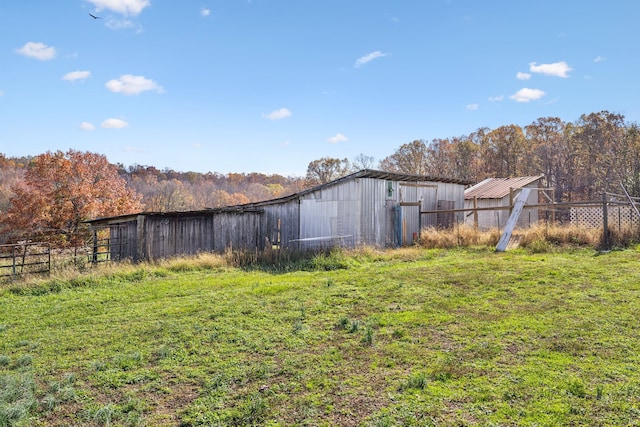 view of yard featuring an outdoor structure