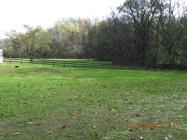 view of yard featuring a rural view