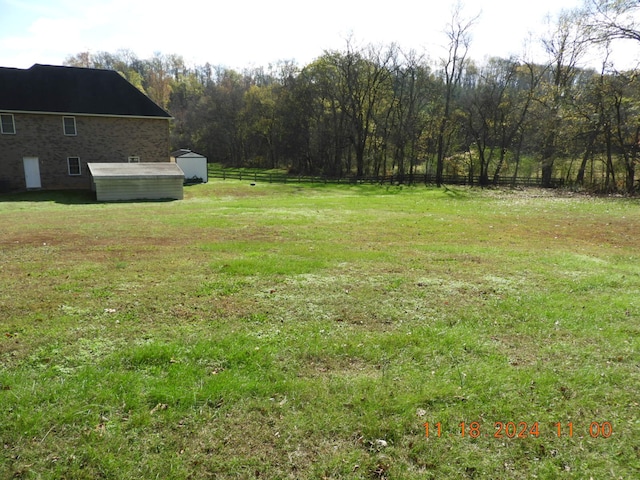 view of yard with a storage unit