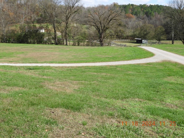 view of yard featuring a rural view