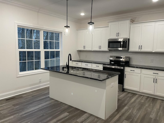 kitchen featuring sink, white cabinetry, hanging light fixtures, stainless steel appliances, and a kitchen island with sink