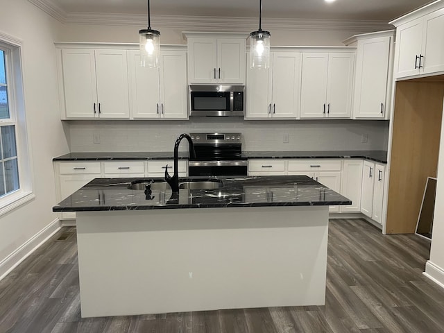 kitchen featuring sink, decorative light fixtures, an island with sink, and appliances with stainless steel finishes