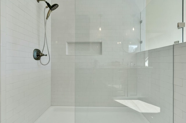 bathroom featuring tiled shower