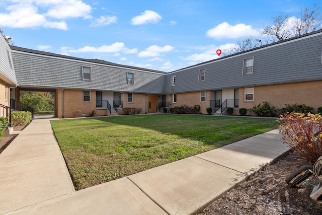 view of front of home featuring a front lawn