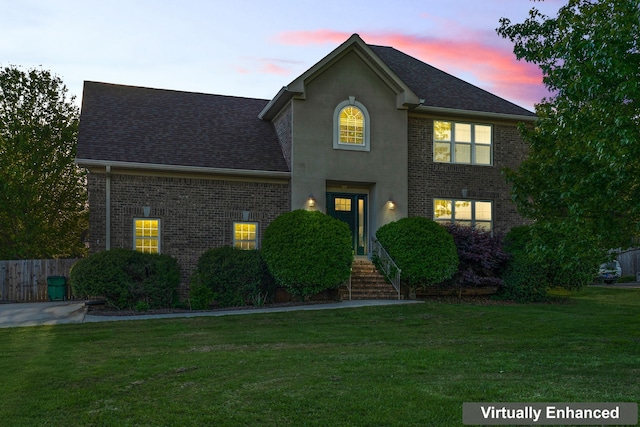 view of front of property featuring a yard