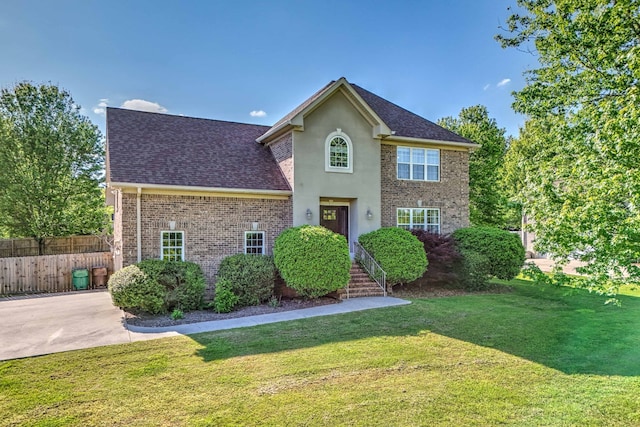 view of front of house featuring a front lawn