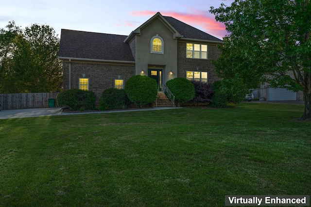 view of front facade featuring a lawn