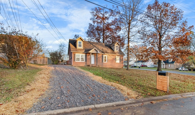 view of front of property featuring a front yard