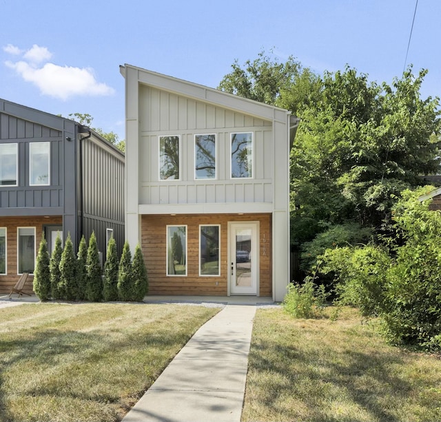 view of front of home with a front lawn