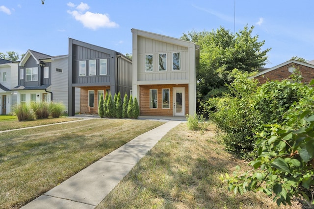 view of front of house featuring a front lawn