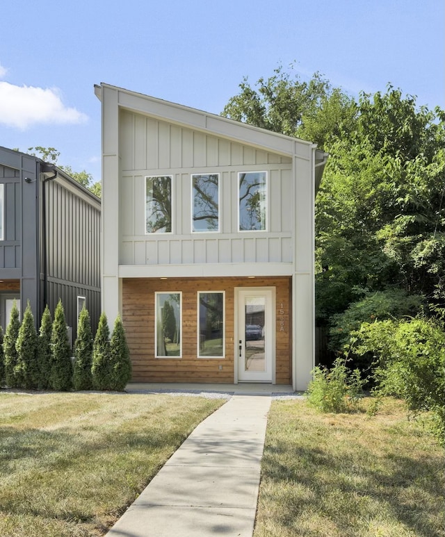 view of front of house featuring a front lawn