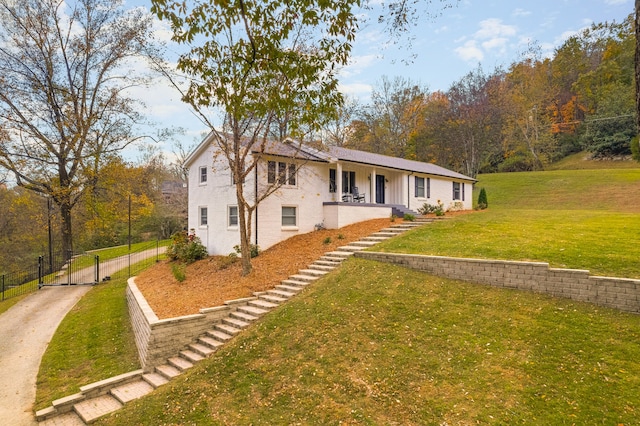 view of front of property featuring a front yard