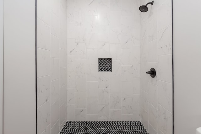 bathroom featuring tiled shower