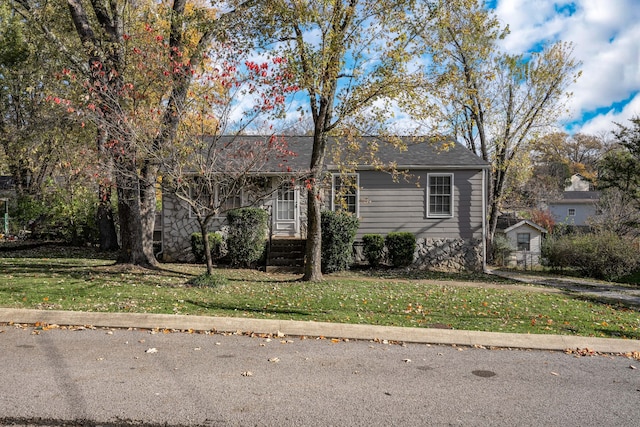 view of front facade featuring a front yard