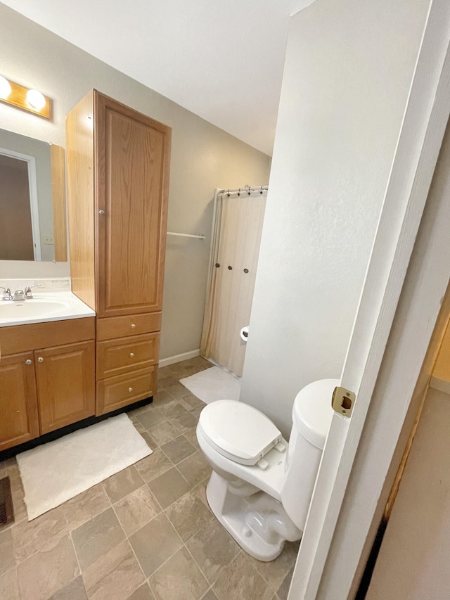 bathroom with a shower with shower curtain, vanity, and toilet