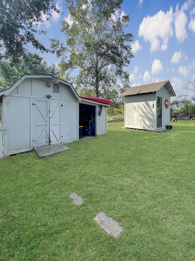 view of yard featuring an outbuilding