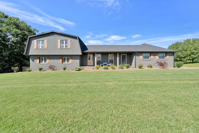 view of front of property featuring a front lawn