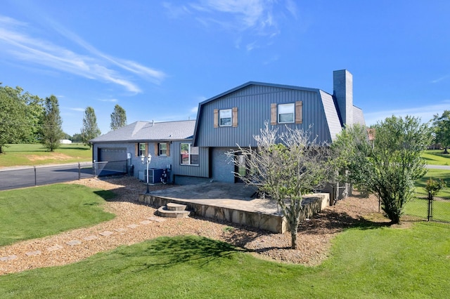 view of front of home featuring a front yard and a garage