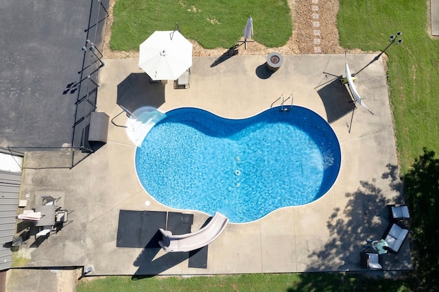 view of swimming pool