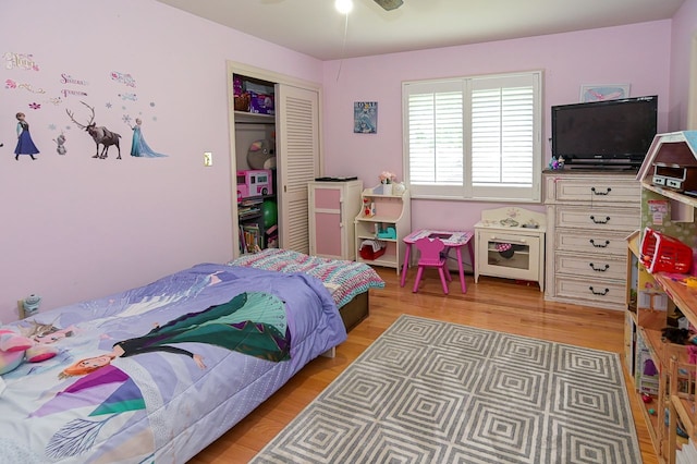 bedroom featuring light wood-type flooring, a closet, and ceiling fan