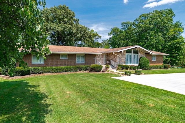 ranch-style home with a front yard