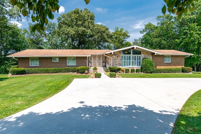 ranch-style home with a front lawn