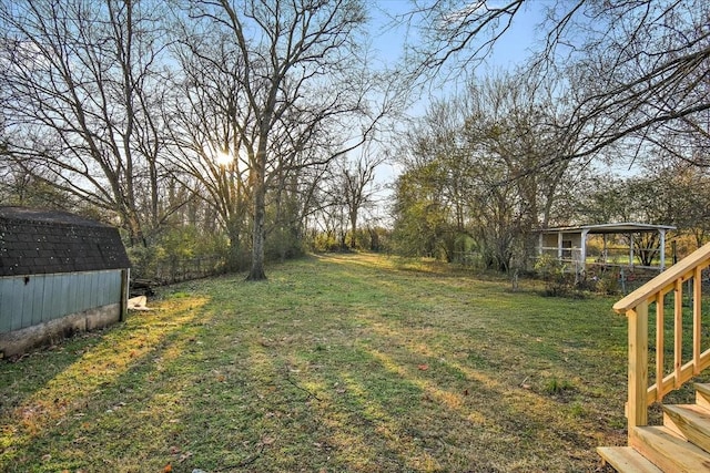 view of yard with a shed