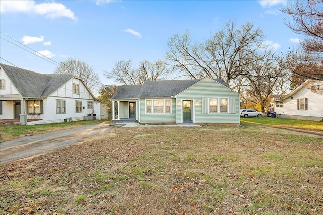 view of front of house featuring a front lawn