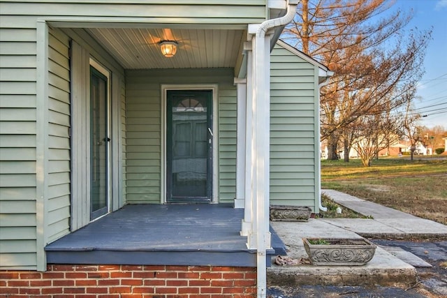 property entrance with covered porch