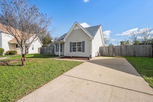 view of front of house featuring a front yard