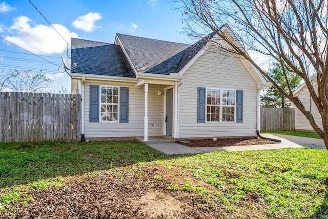 view of front facade featuring a front yard