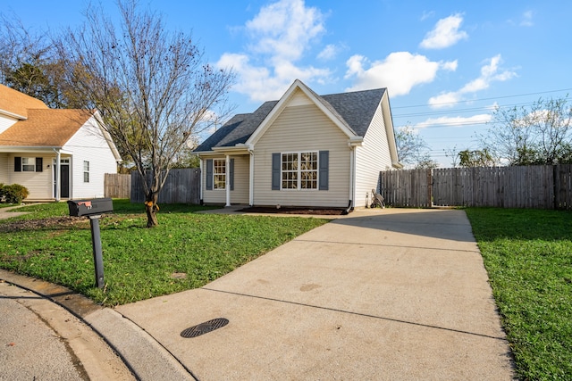 view of front of property featuring a front yard