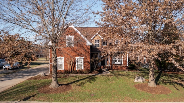 view of front of house featuring a front lawn