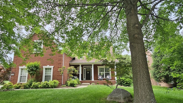 view of front of property featuring a front lawn