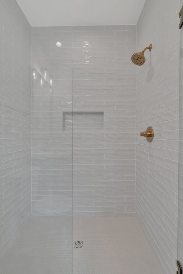 bathroom featuring a tile shower