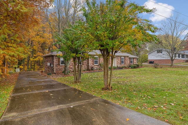 view of front of house featuring a front lawn