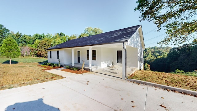 view of front of home featuring covered porch and a front yard