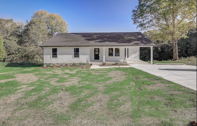 ranch-style home featuring a front lawn and a carport