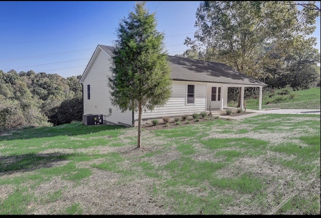 view of front of home featuring central AC and a front lawn