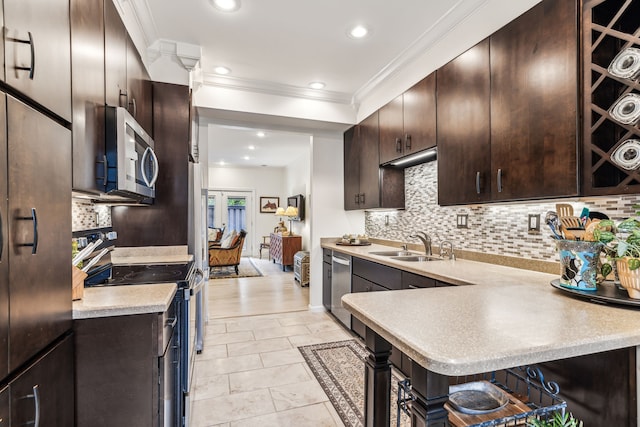 kitchen featuring kitchen peninsula, a kitchen breakfast bar, stainless steel appliances, crown molding, and sink