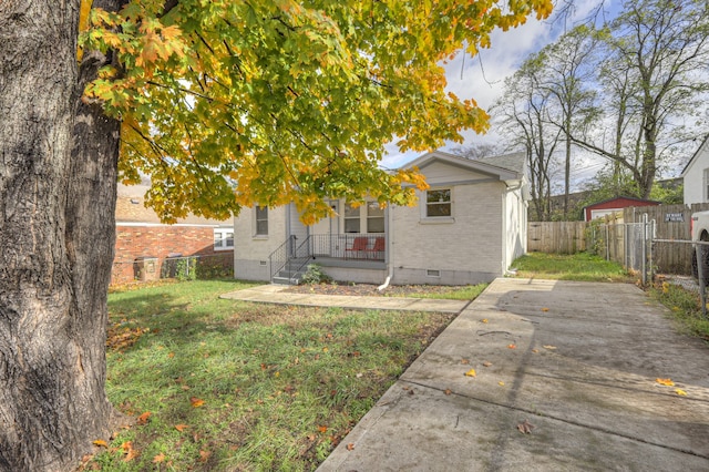 view of front of home with a front lawn