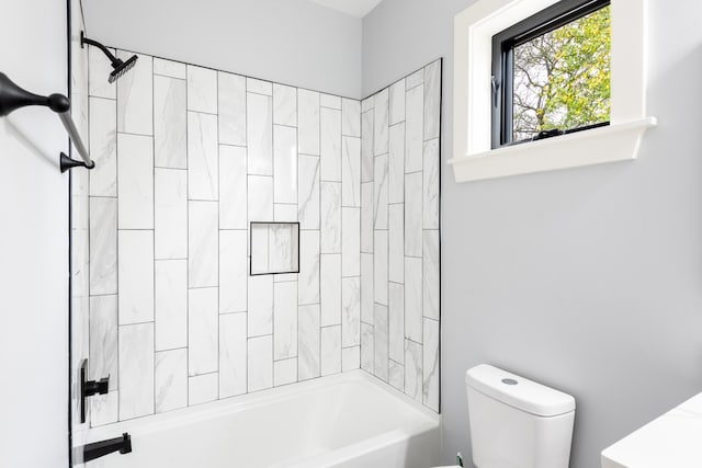 bathroom with tiled shower / bath and toilet