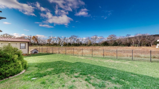 view of yard featuring a rural view