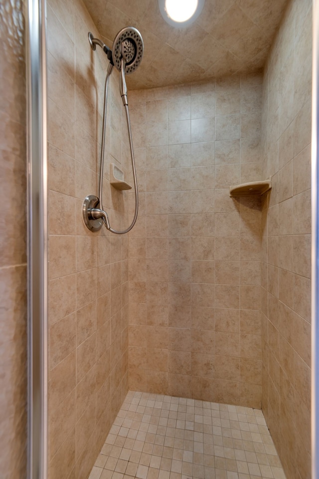 bathroom featuring tiled shower