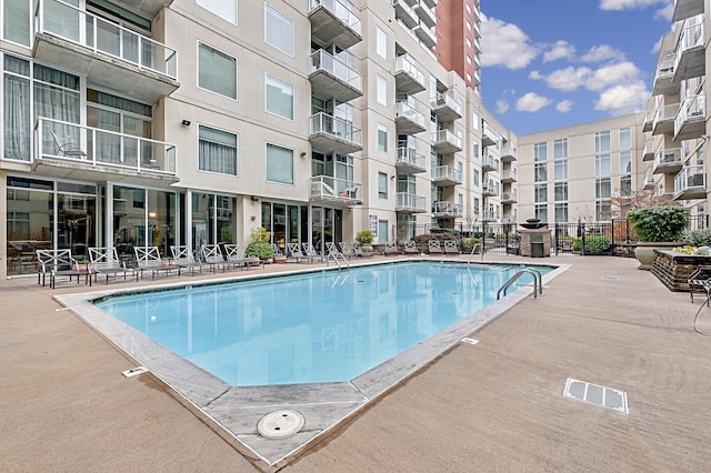 view of swimming pool